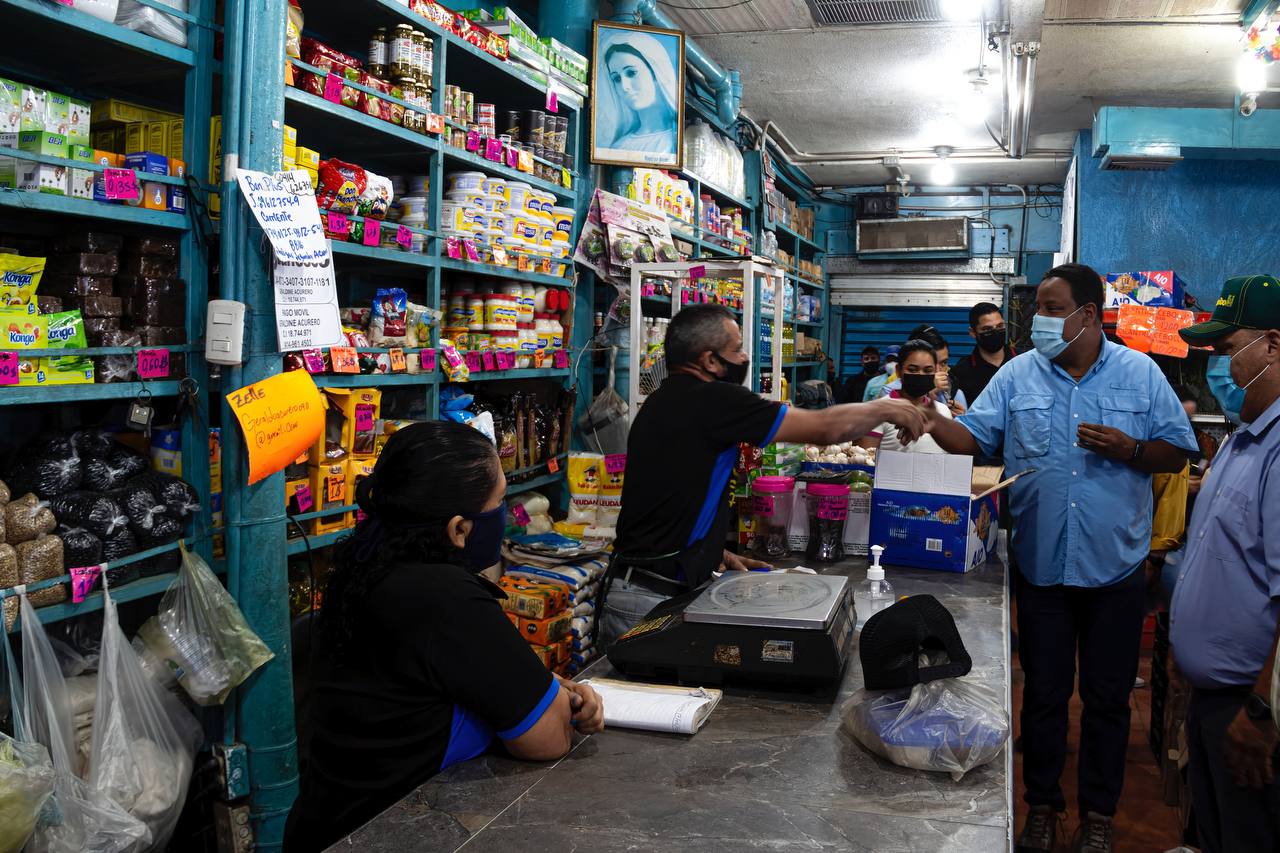 Alcalde Rafael Ramírez desde el Mercado Periférico La Limpia “La economía de la ciudad arranca en nuestros mercados populares” (5) El alcalde de Maracaibo, Rafael Ramírez visitó el Mercado Periférico Panamericano (La Limpia) junto a su equipo para anunciar los trabajos