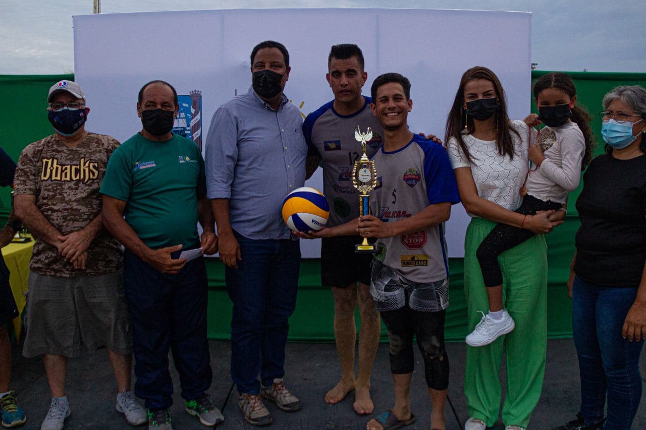 Alcalde Rafael Ramírez Colina premió a los campeones del programa deportivo Carnavales 2022 en la Vereda del Lago (4) Alcalde Rafael Ramírez Colina entregando premios deportivos