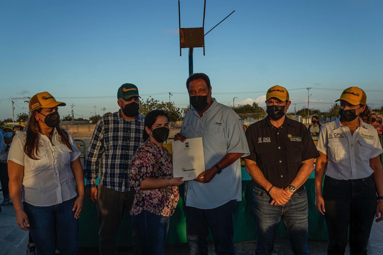 Alcaldía de Maracaibo entregó 302 nomenclaturas en Villa Baralt (1) Alcaldía de Maracaibo entrega nomenclatura en Villa Baralt