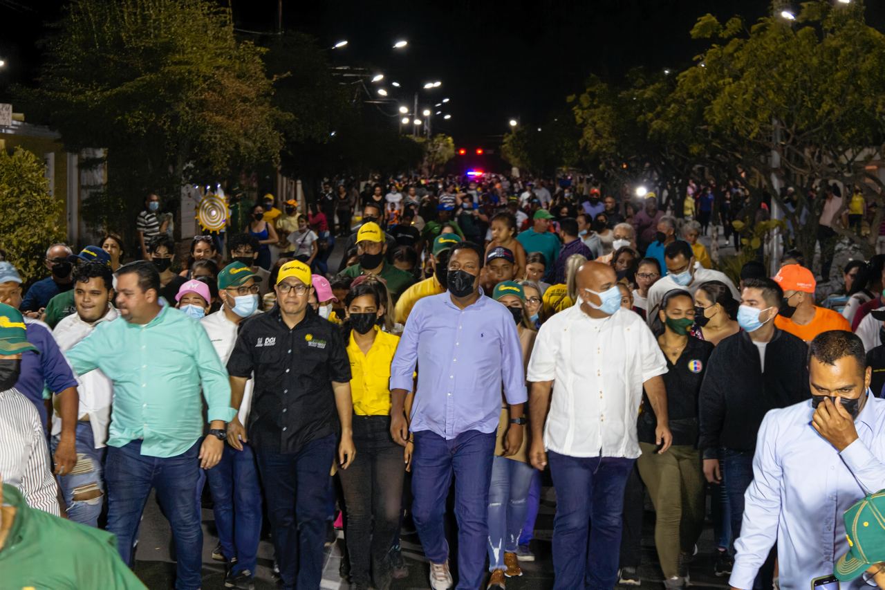 En sus 1,5 kilómetros de vía en La Pícola se aplicaron 20 toneladas de asfalto, se instalaron 224 luminarias y se repararon los semáforos de la transitada calle. (2) Proyecto ALA de la Alcaldía de Maracaibo en La Pícola