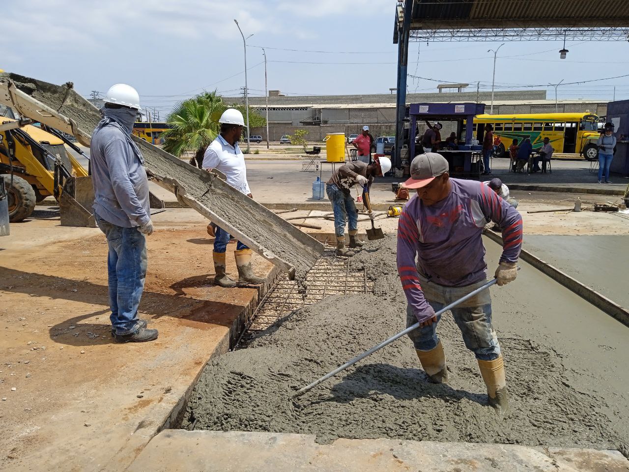 Culminan primera fase de reparación de vías de acceso de unidades en el Terminal de Pasajeros de Maracaibo (1) Personas trabajando