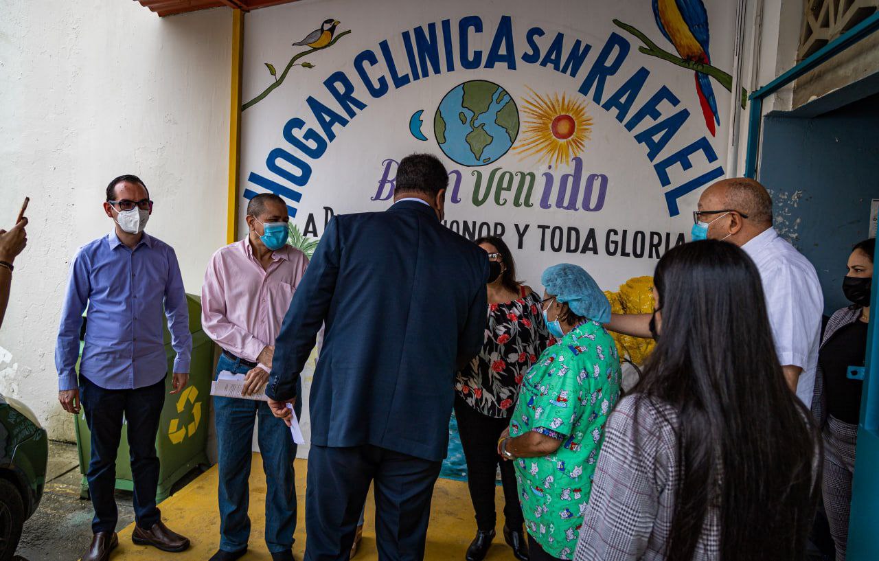 Alcalde Rafael Ramírez Colina visitó el Hogar Clínica San Rafael (7)