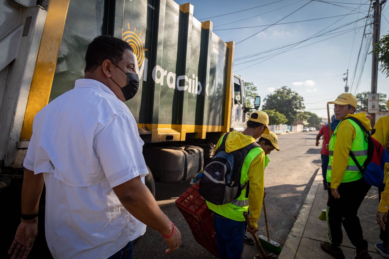 Alcalde Ramírez promueve cobro de aseo en parroquia de Maracaibo (4) Alcalde Ramírez Colina recorrió casa a casa en la parroquia Manuel Dagnino fomentando el pago de aseo y gas