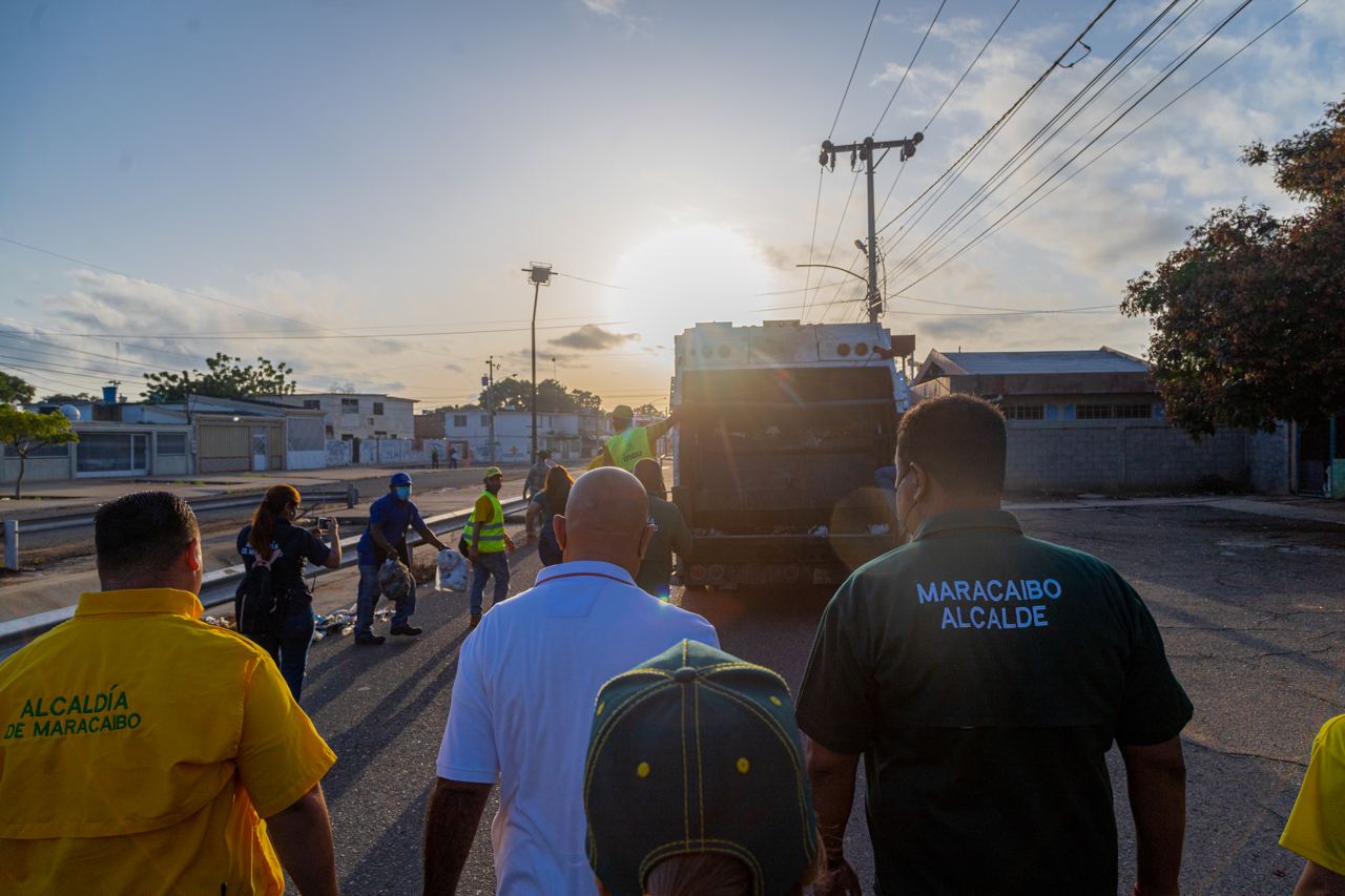 Alcalde de Maracaibo supervisa recolección de desechos casa a casa (1) Alcalde Ramírez Colina: “Les pido que saquemos la basura educada solo el día que le corresponde a la parroquia”