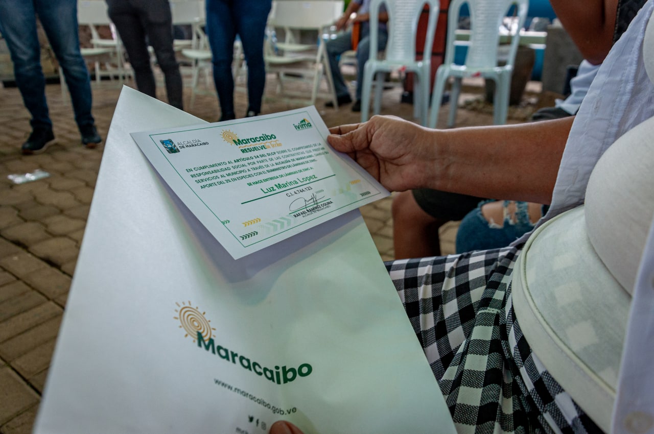 Alcaldía entrega certificados del programa Maracaibo Resuelve tu Techo (1) Cambiar la alineación del texto Muestra más herramientas del bloque Alcaldía entrega certificados a 100 beneficiados del programa Maracaibo Resuelve tu Techo