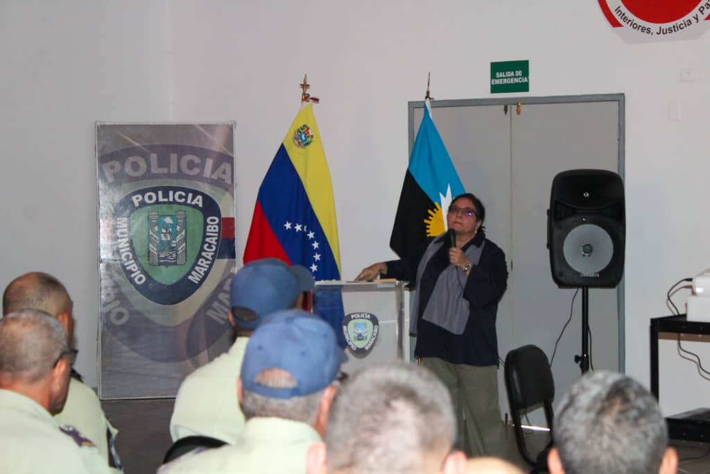 Oficiales de Polimaracaibo recibieron formación de ética, dignidad y DDHH (7) oficiales de Polimaracaibo se forman en un foro realizado en el Salón del Centro de Coordinación Policial