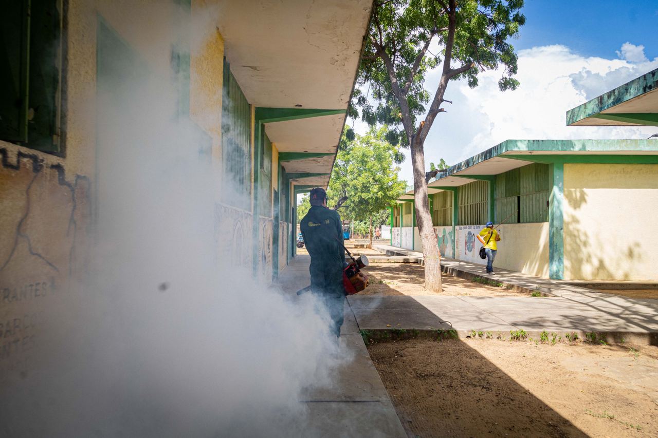 Alcaldía inició Plan de fumigación en escuelas de cara al año escolar (3) Alcaldía inicia jornadas de fumigación en escuelas de cara al inicio del año escolar