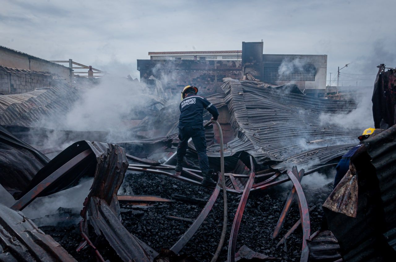 Cuerpo de bomberos de Maracaibo controla incendio en sector El Tránsito (5) Cuerpo de bomberos de Maracaibo controla incendio en el sector El Tránsito