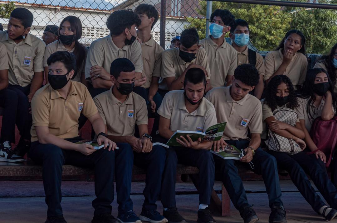 Alcaldía de Maracaibo entrega libros a estudiantes de 4to y 5to año (4) Alcaldía entrega 145 libros a estudiantes de 4to y 5to año en Cecilio Acosta