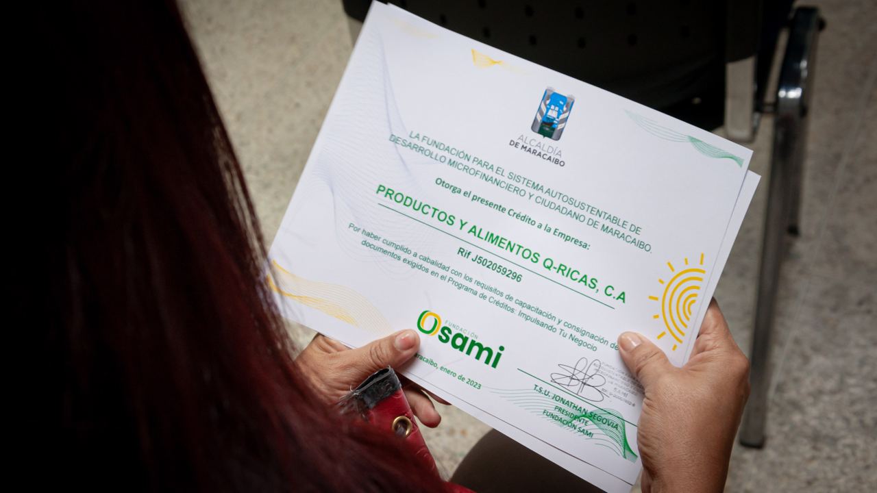 Alcaldía de Maracaibo entrega 12 microcréditos a emprendedores (4)