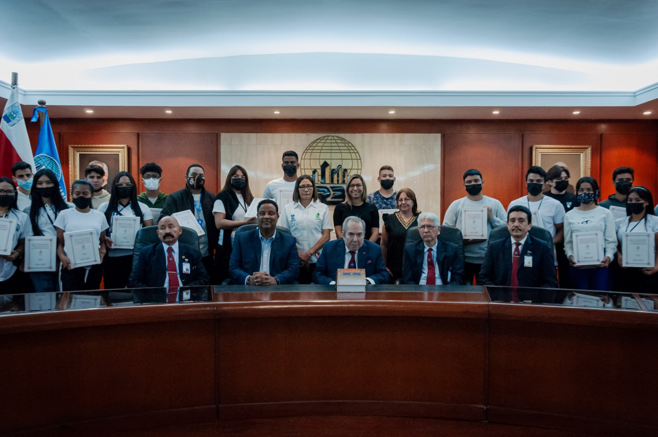 Alcaldia-de-Maracaibo-entrega-80-diccionarios-juridicos-en-URBE-9