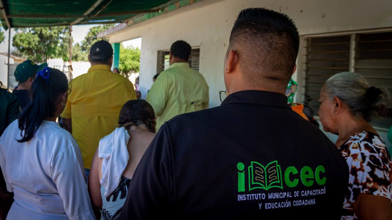 Alcaldía dicta taller de repostería en la parroquia Idelfonso Vásquez (1)