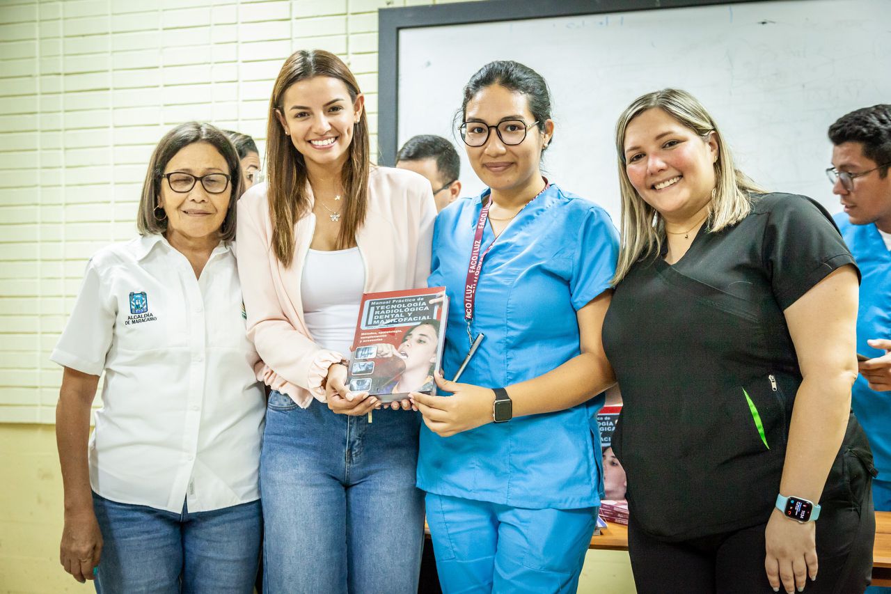 Alcaldía donó libros a estudiantes de Odontología de LUZ (3)