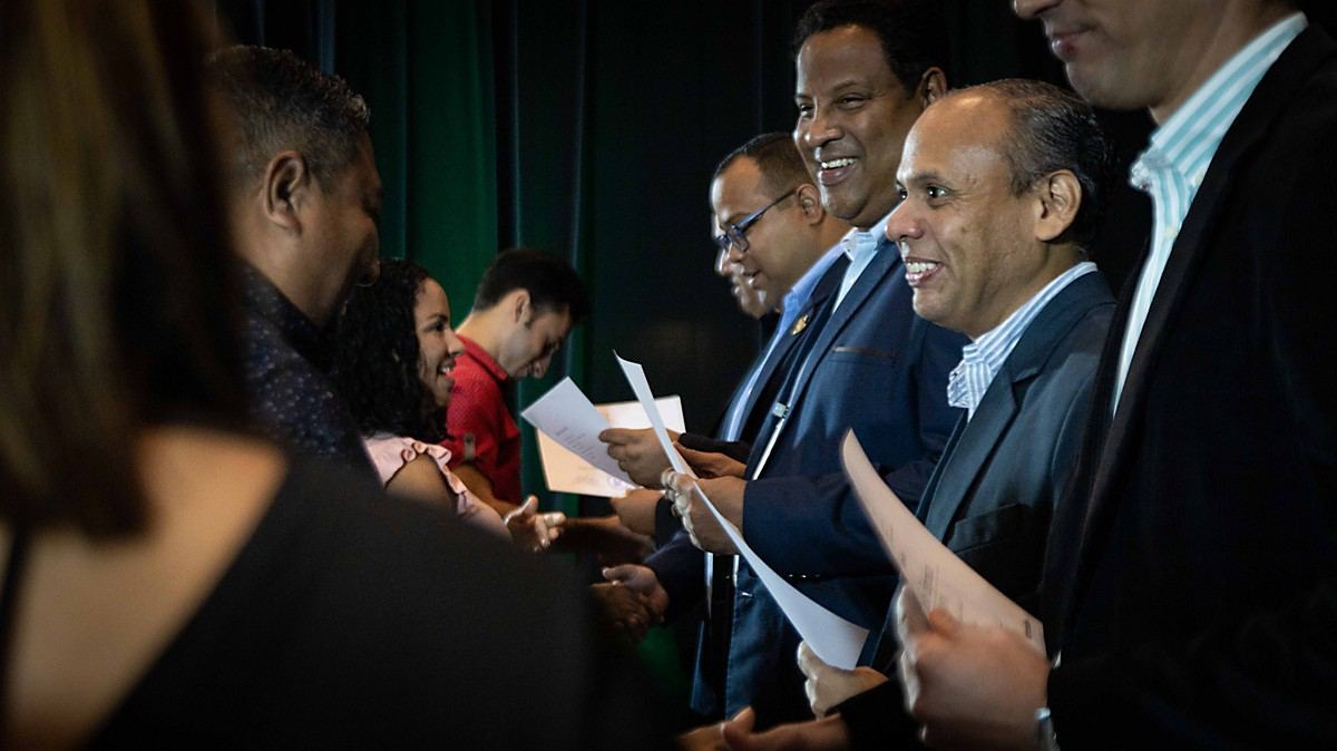 Alcaldía entrega certificados del IMCEC a 250 marabinos (16)