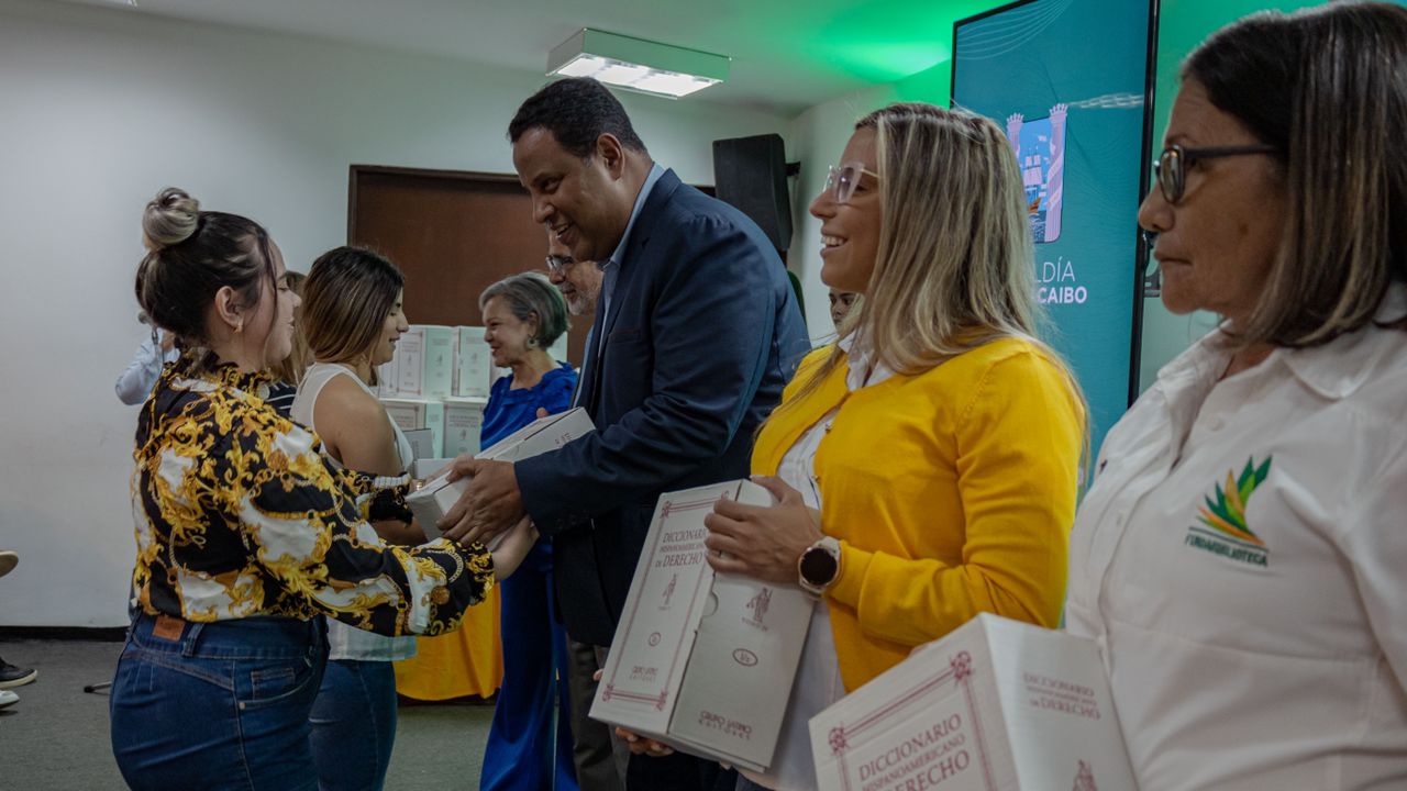 60 diccionarios jurídicos fueron donados a estudiantes de URU (2)