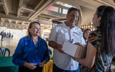 Alcaldía de Maracaibo donó 50 diccionarios jurídicos a estudiantes de la Facultad de Derecho en LUZ