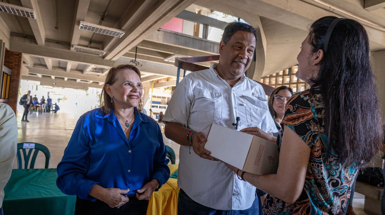 Alcaldía de Maracaibo donó 50 diccionarios jurídicos en LUZ (5)