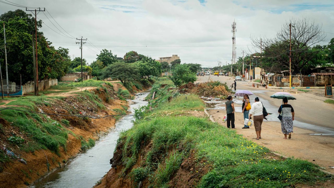 Alcaldía de Maracaibo retoma operativo de limpieza de cañadas (1)