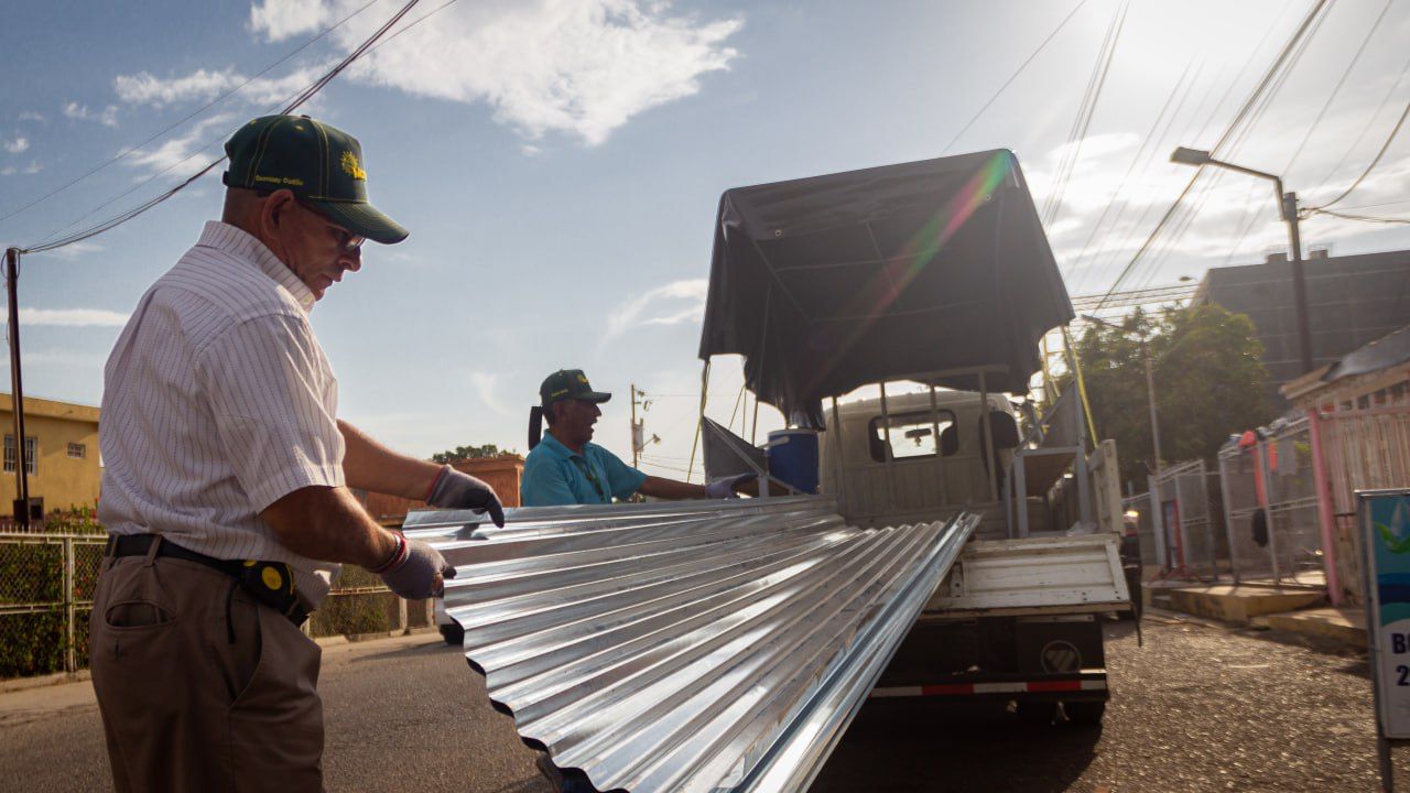 Alcaldía de Maracaibo retoma programa Resuelve tu Techo con la entrega de láminas de zinc en dos parroquias (2)