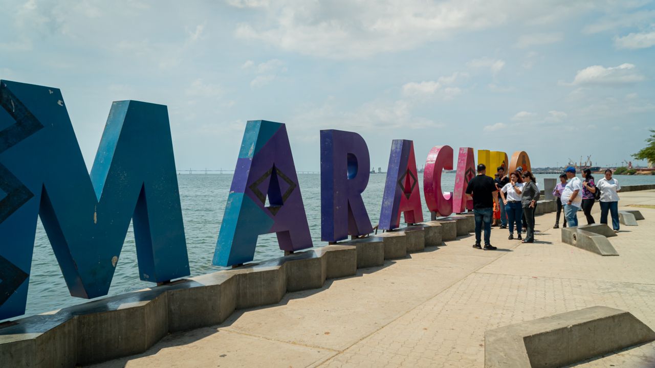 Equipo de artistas de la FEDA renovarán letras de Maracaibo en la Vereda del Lago (5)