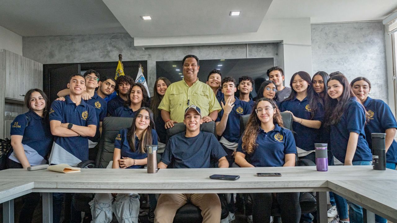 Estudiantes del Thomson visitan el Edificio Municipal con el Programa La Escuela va a la Alcaldía (1)