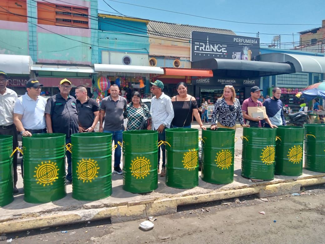 20 nuevas pipas para el depósito de desechos sólidos fueron distribuidas en el Casco Central de Maracaibo (1)
