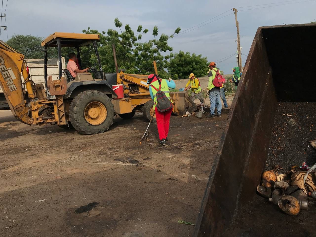 8-toneladasde-desechos-se-recogen-en-la-C1-por-comercios-deagua-de-coco-y-cana-de-azucar-1