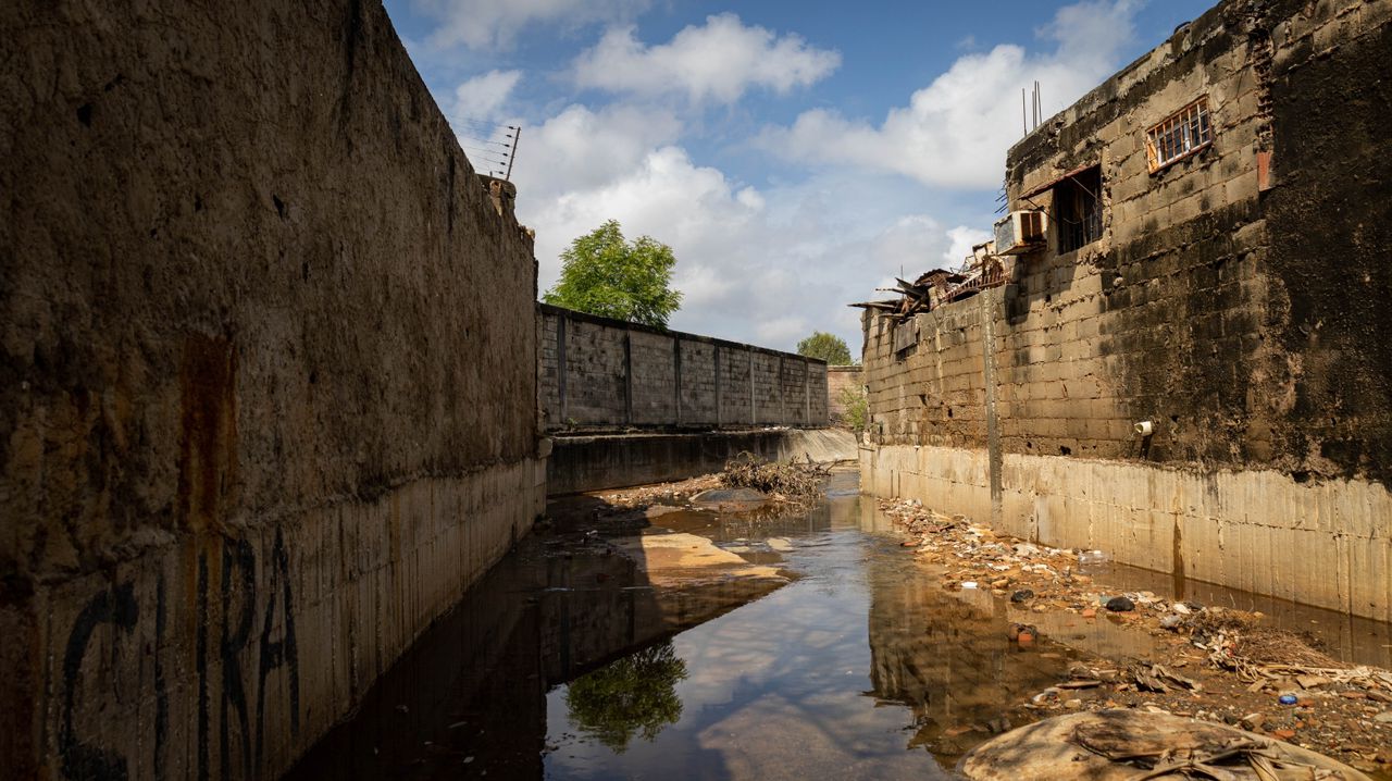 Alcaldía alerta sobre peligros de arrojar desechos en las cañadas (1)