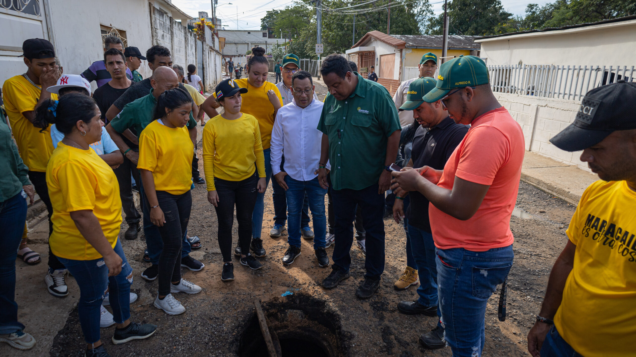 Alcaldía de Maracaibo realiza limpieza en colector Puerto Rico III (11)