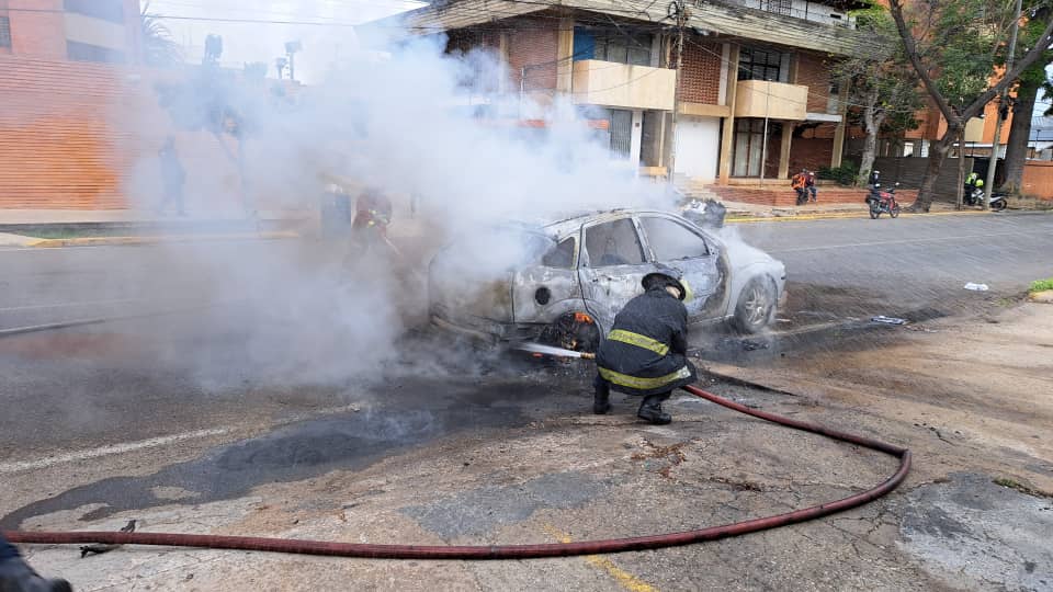 Bomberos Maracaibo atiende dos nuevos incendios de vehículos sus dos conductoras resultaron ilesas