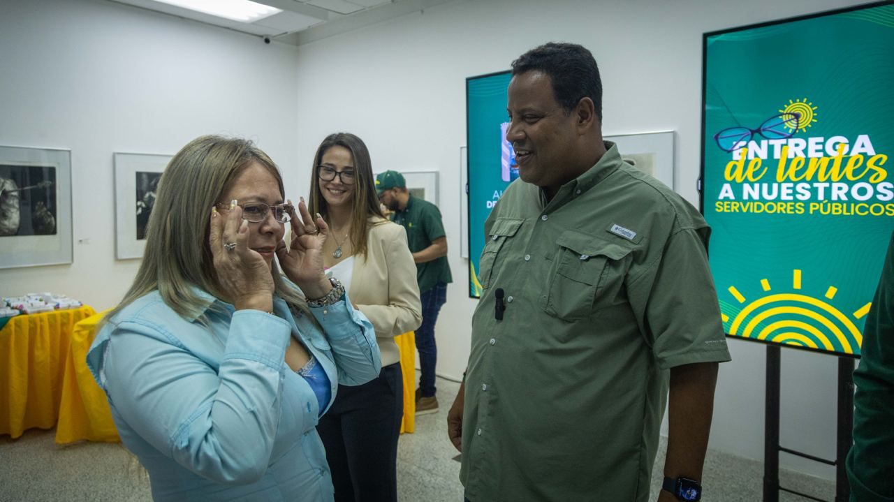 Más de 500 servidores públicos de Maracaibo recibieron lentes en el marco de su día (6)