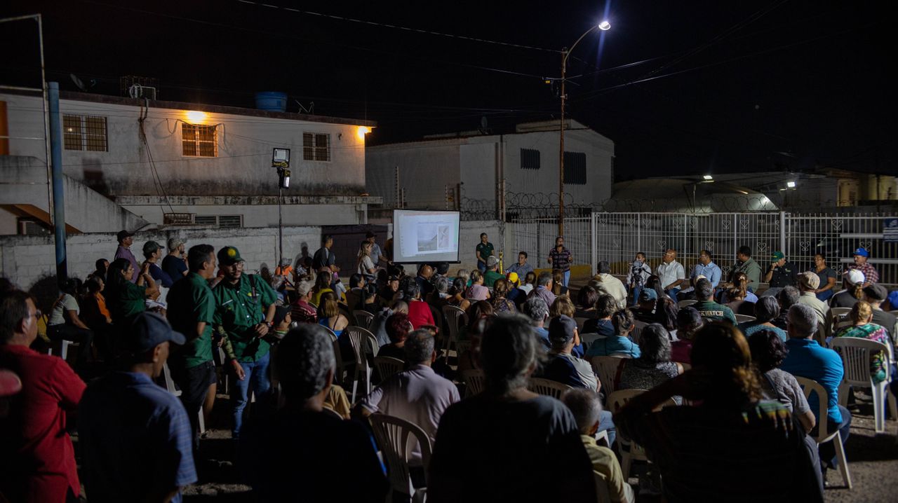 Rafael Ramírez y vecinos de Monte Bello se reúnen en asamblea (2)