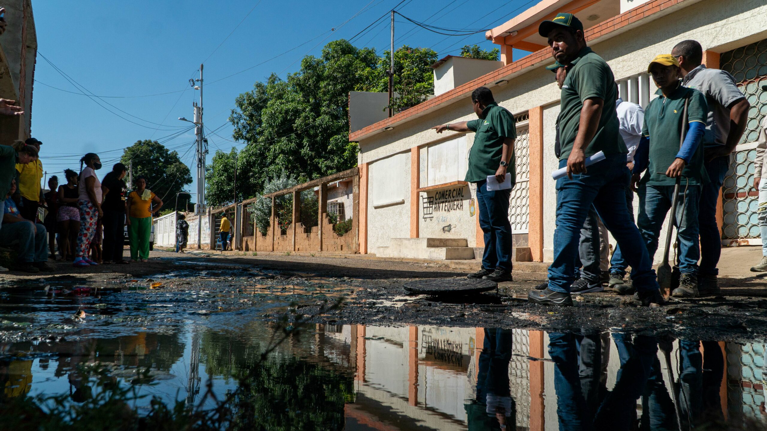 Alcaldía realiza limpieza de colectores en José Antonio Páez (4)