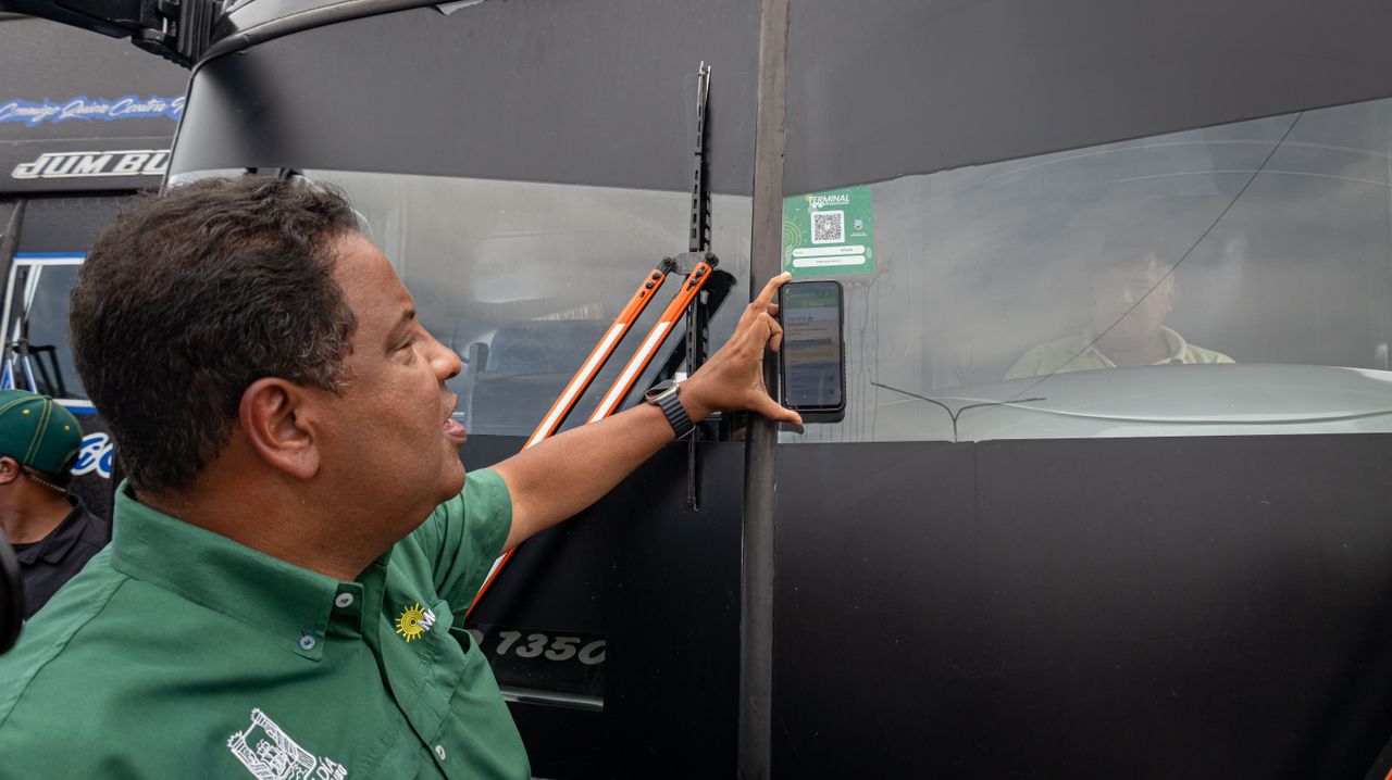 Alcaldía instala códigos QR a líneas de transporte del terminal (1)