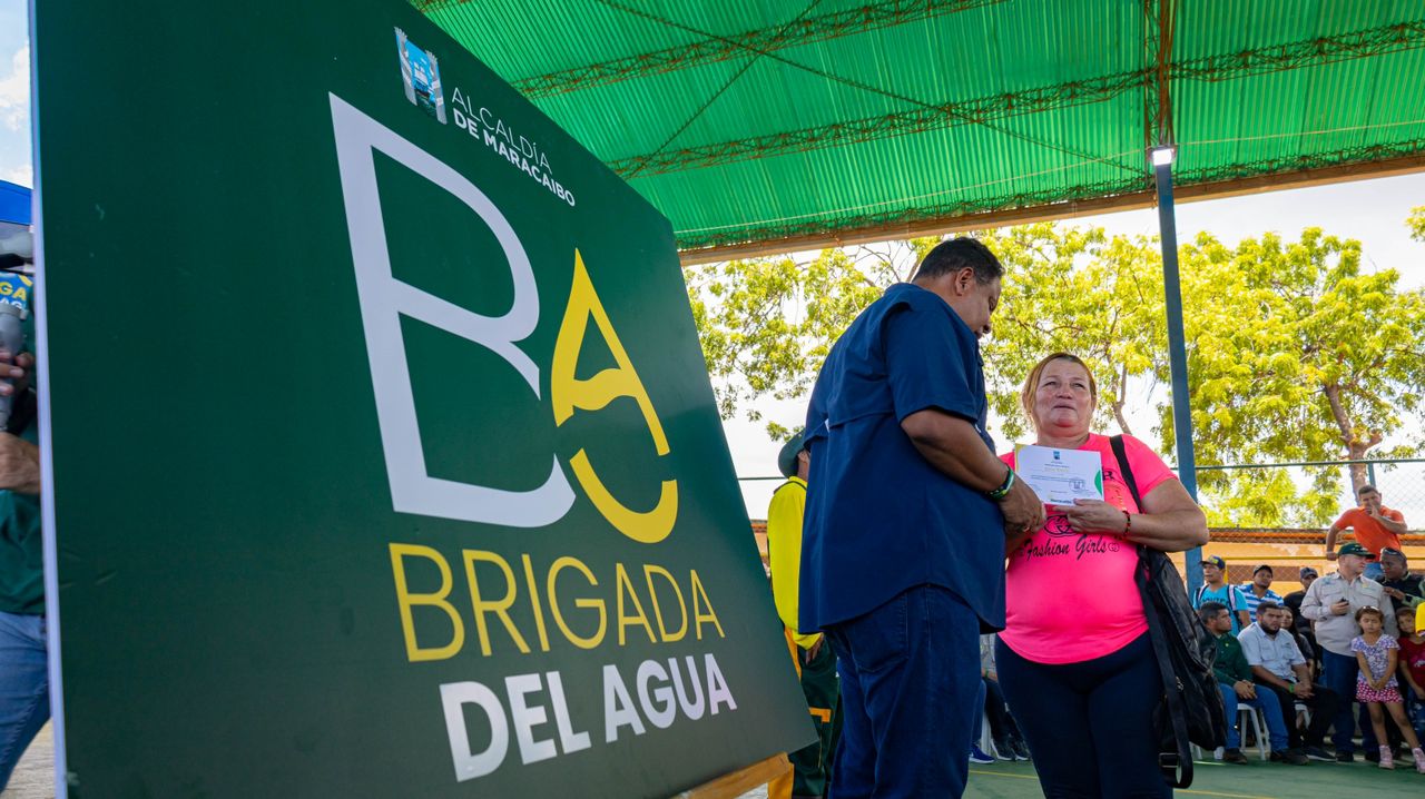 Marabinos reciben tanques donados por Brigada del Agua (4)