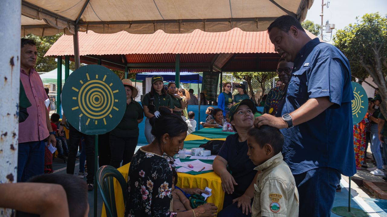 Alcaldía y Actores Humanitarios atienden a personas Etnia Guajira (8)