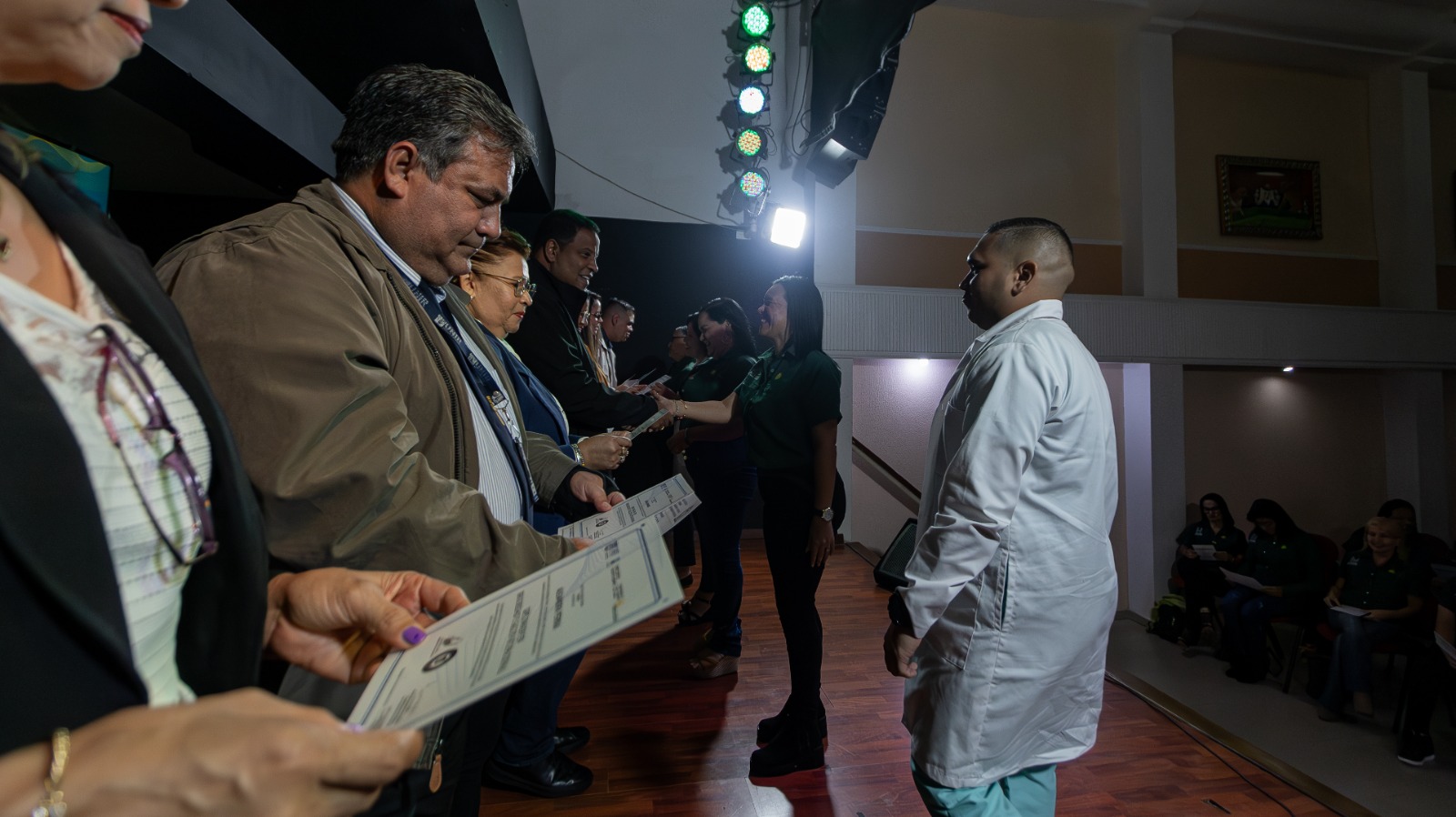 Alcaldía de Maracaibo entrega 50 certificados a empleados públicos (3)