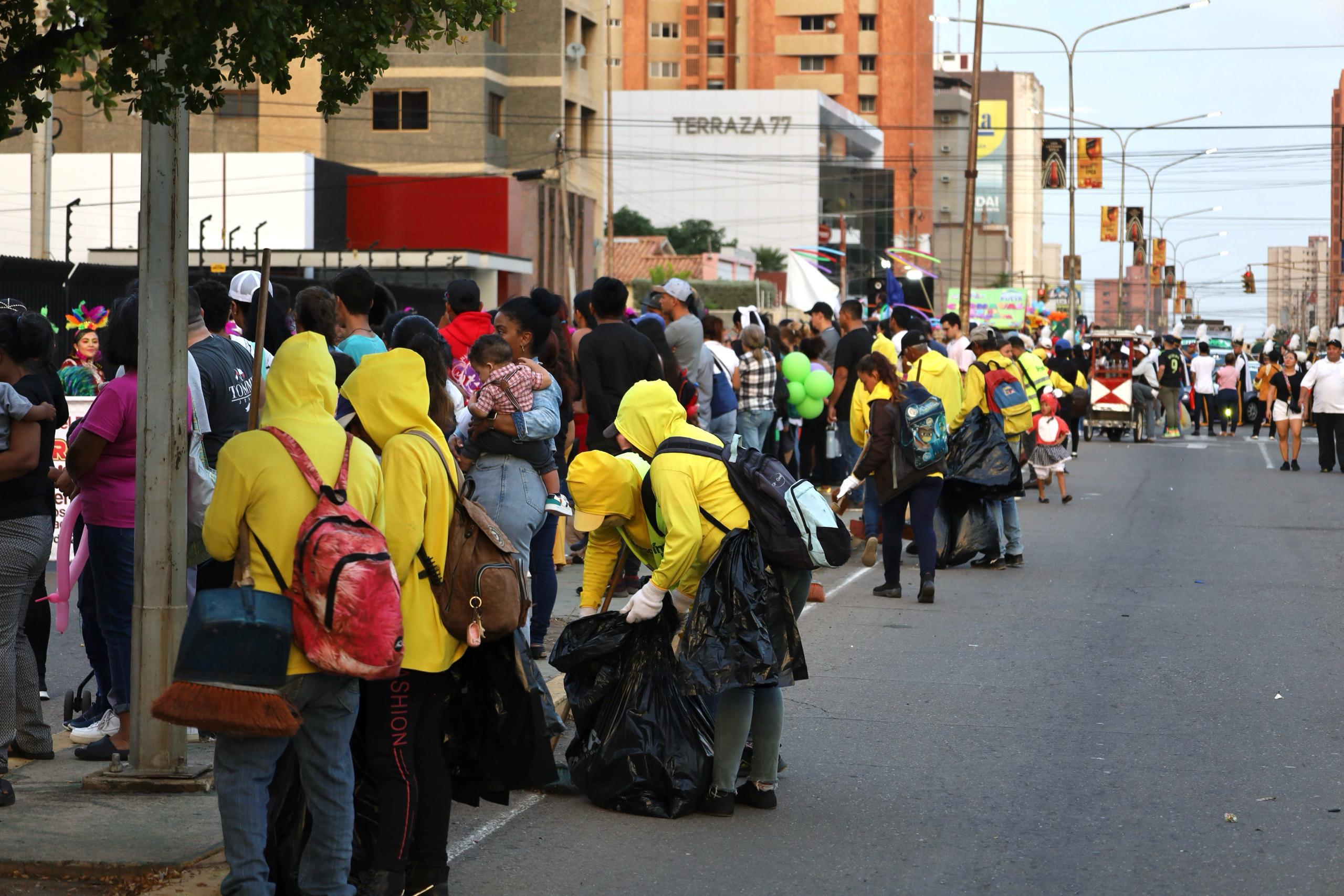 Alcaldía de Maracaibo despliega operativo de limpieza tras desfile de Carnaval 2024 en la Av. 5 de Julio (1)