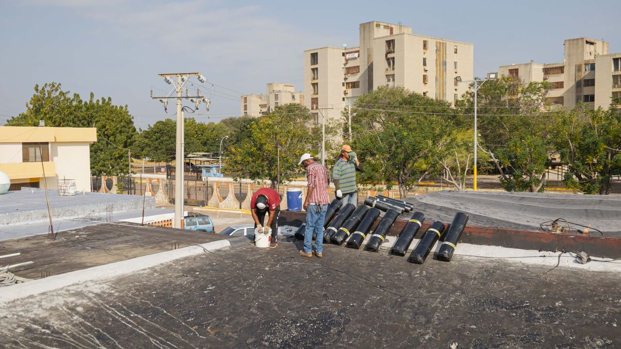 Alcaldía de Maracaibo inicia trabajos de impermeabilización en el Colegio de Médicos del estado Zulia (3)