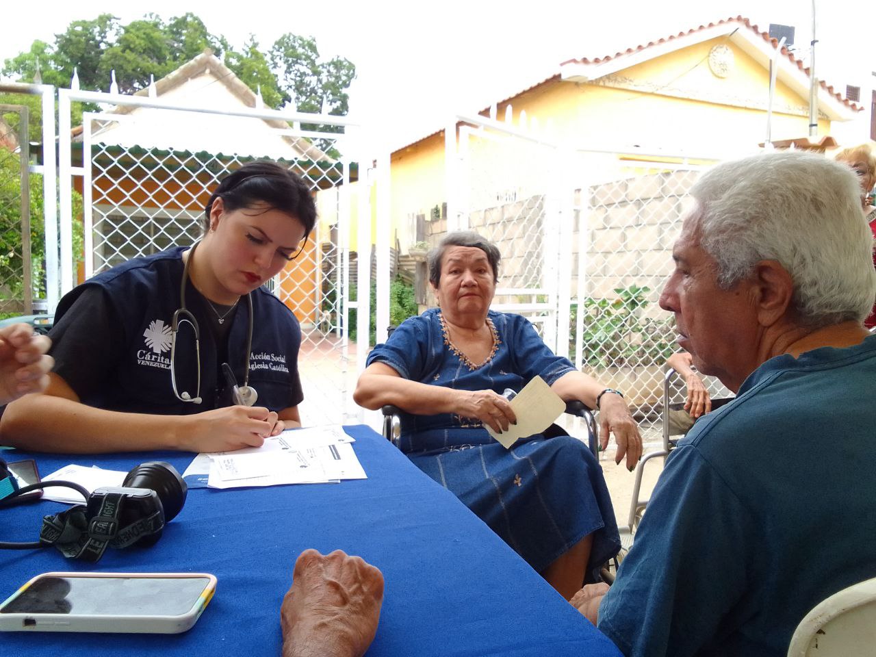 Alcaldía de Maracaibo y Cáritas llevaron Jornada Médica Social a habitantes del barrio San José (4)