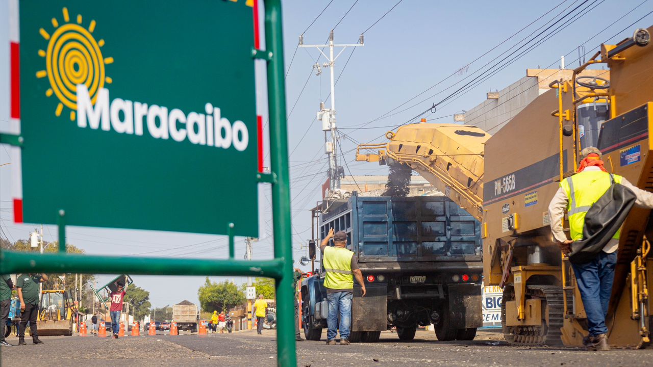 Alcaldía de Maracaibo inicia asfaltado en el corredor vial Los Plataneros (1)