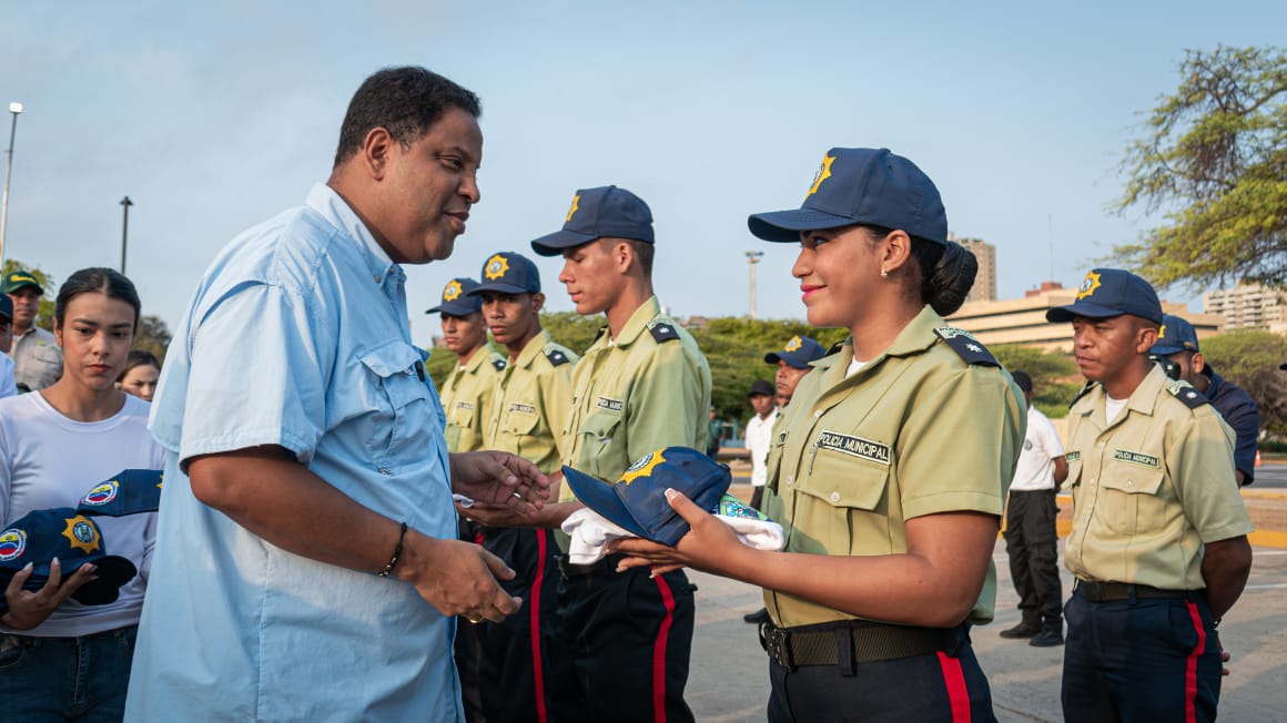 Alcaldía dota a Polimaracaibo de 600 uniformes para entrenamiento físico (2)