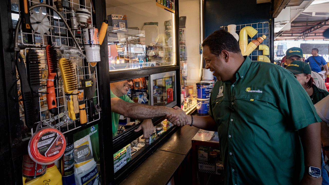 Comerciantes de Los Plataneros auguran aumento de clientes gracias al proyecto de asfaltado de la Alcaldía (5)
