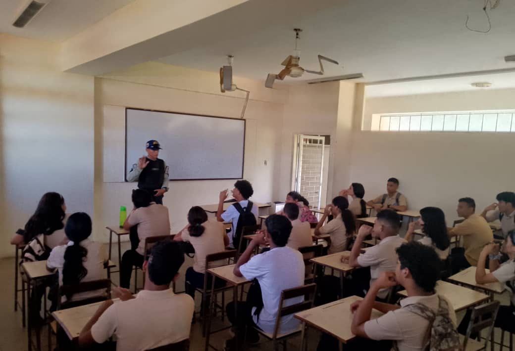 250 Jóvenes reciben formación por funcionarios de Polimaracaibo (1)