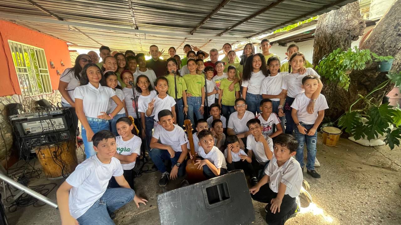 Jaime Indriago visita escuela de la gaita del IMGRA (1)