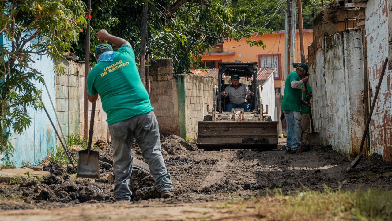 Alcaldía lleva soluciones en vialidad a las Cuevas del Humo (7)