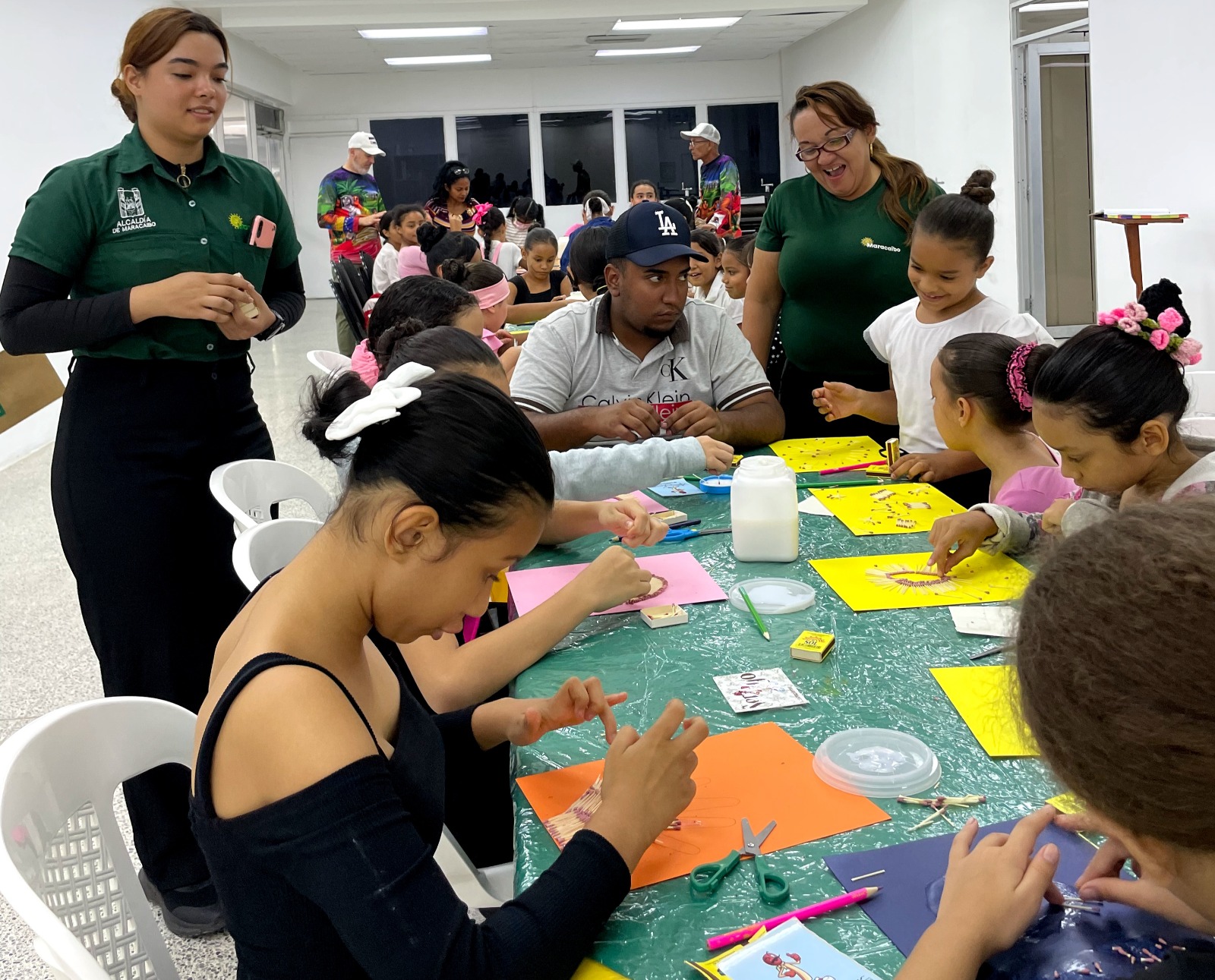 Artista Alejandro Colman imparte taller de Elaboración con Fósforos a 30 niñas en el museo de Artes Gráficas Luis Chacón (5)