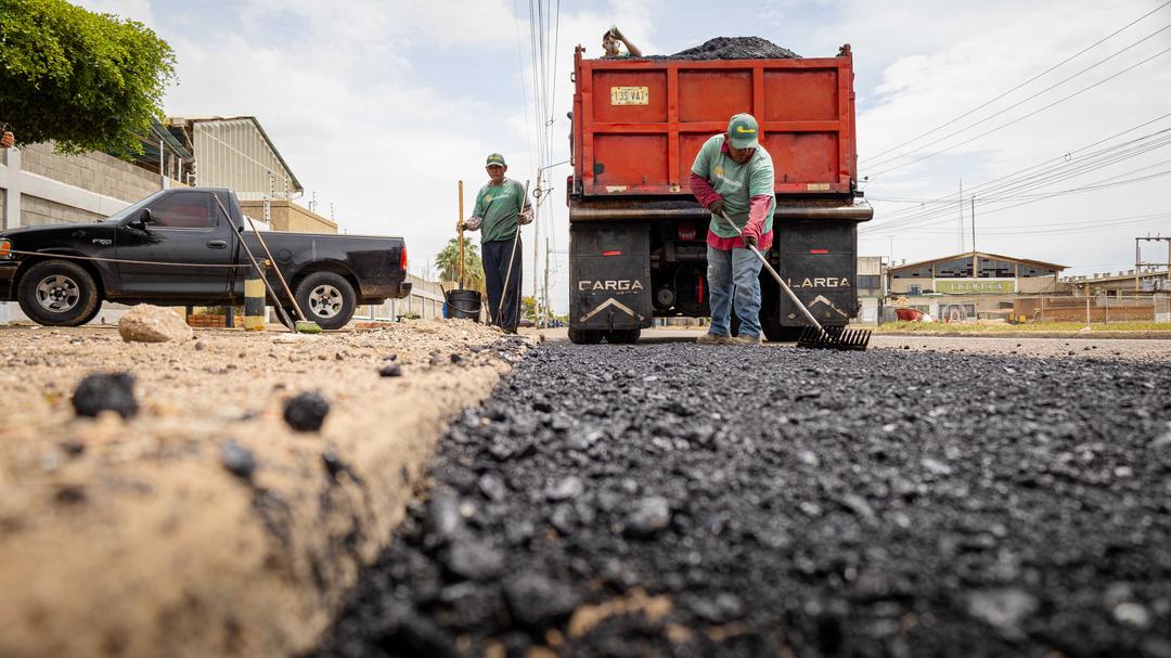 Plan Rápido de Bacheo 2025 llegó a la Zona Industrial de Maracaibo (11)